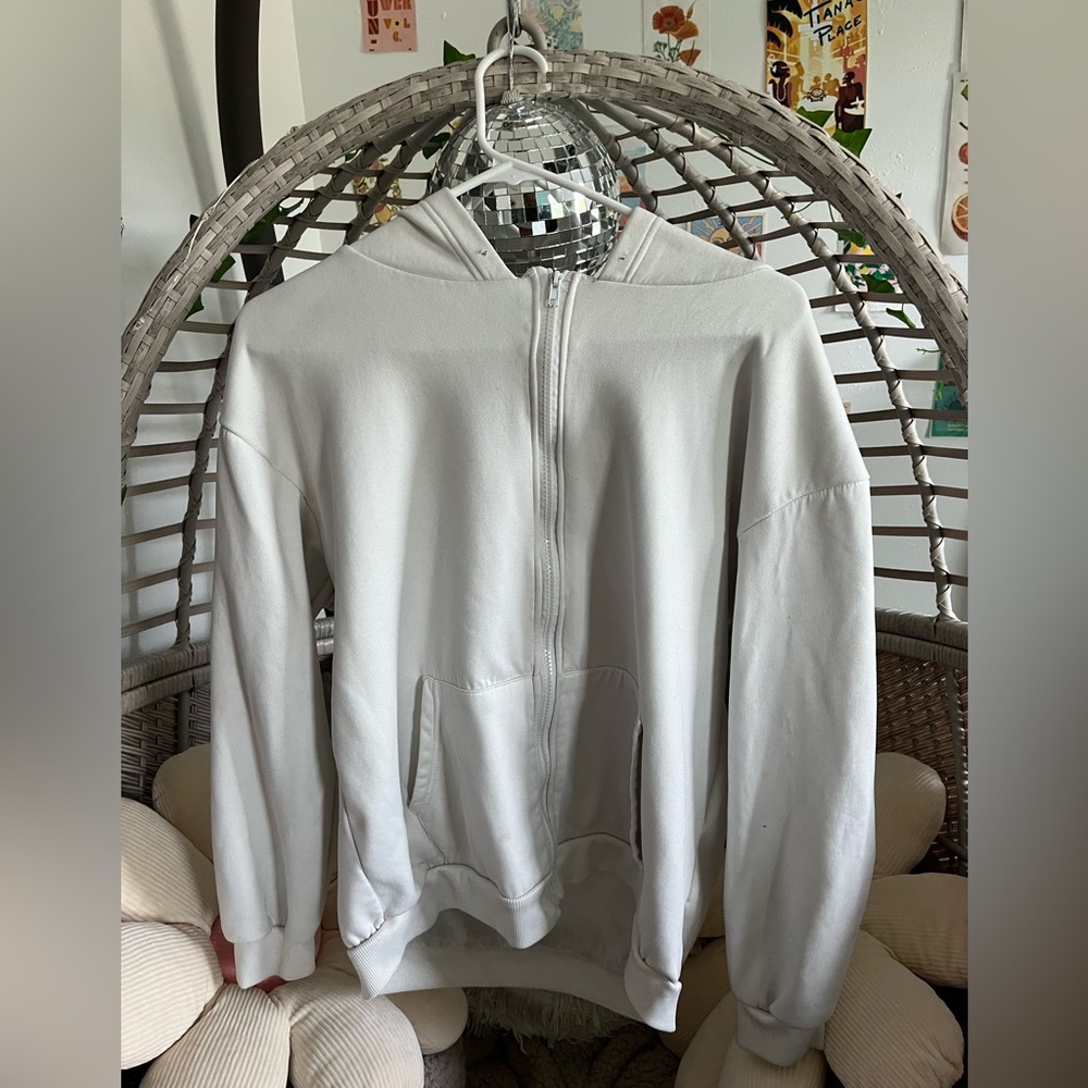 oversized white zip up hoodie